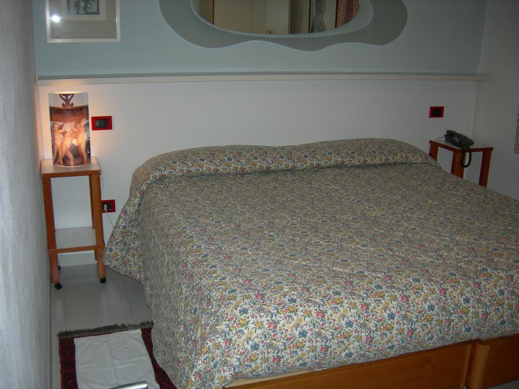 Hotel Il Falchetto Понтедера Экстерьер фото