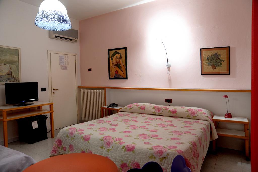 Hotel Il Falchetto Понтедера Экстерьер фото